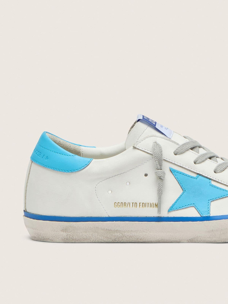 damskie buty super-star ltd z białej skóry z jasnoniebieską skórzaną gwiazdką i zapięciem na pięcie