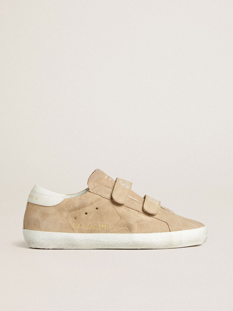damskie buty old school z beżowego zamszu z białym skórzanym paskiem na pięcie