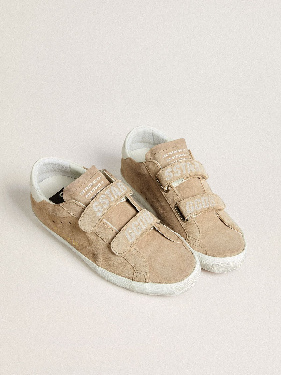 damskie buty old school z beżowego zamszu z białym skórzanym paskiem na pięcie