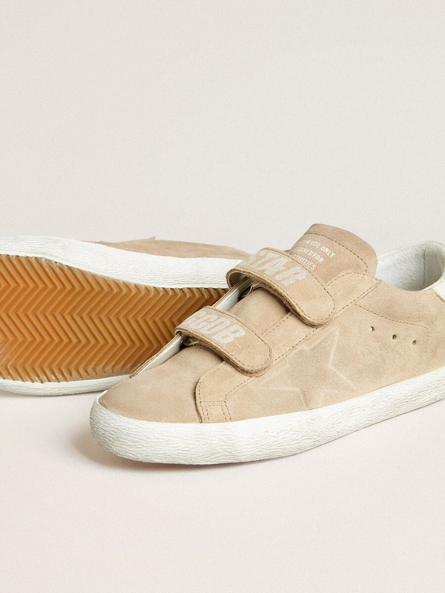 damskie buty old school z beżowego zamszu z białym skórzanym paskiem na pięcie