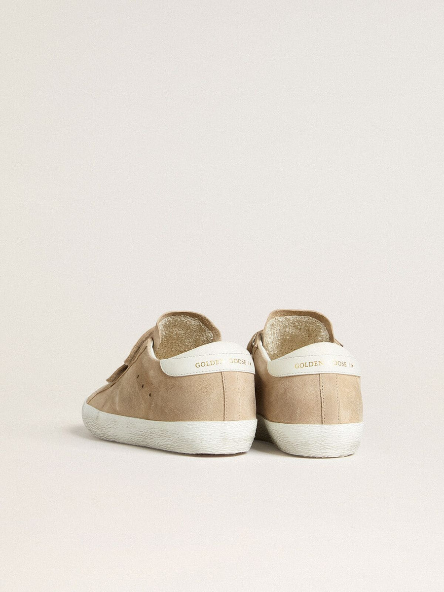 damskie buty old school z beżowego zamszu z białym skórzanym paskiem na pięcie