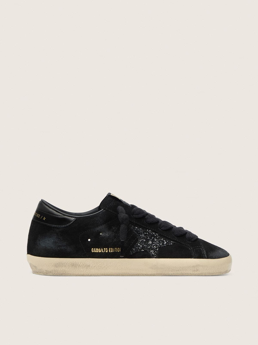 damskie buty super-star ltd z czarnego zamszu z czarną brokatową gwiazdą i czarnym skórzanym paskiem na pięcie