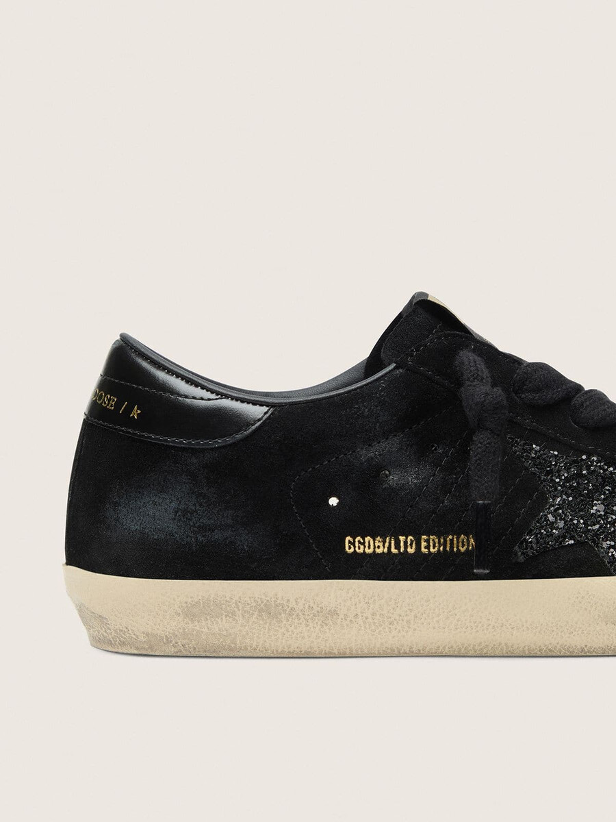 damskie buty super-star ltd z czarnego zamszu z czarną brokatową gwiazdą i czarnym skórzanym paskiem na pięcie