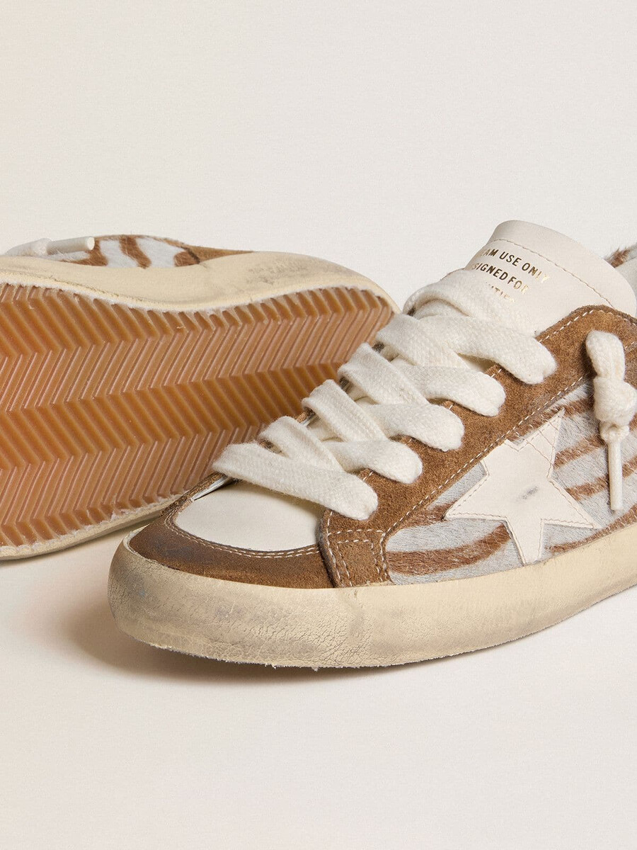 damskie buty super-star ze skóry kucyka w zebrę ze skórzanymi gwiazdkami i brązowymi wstawkami z zamszu