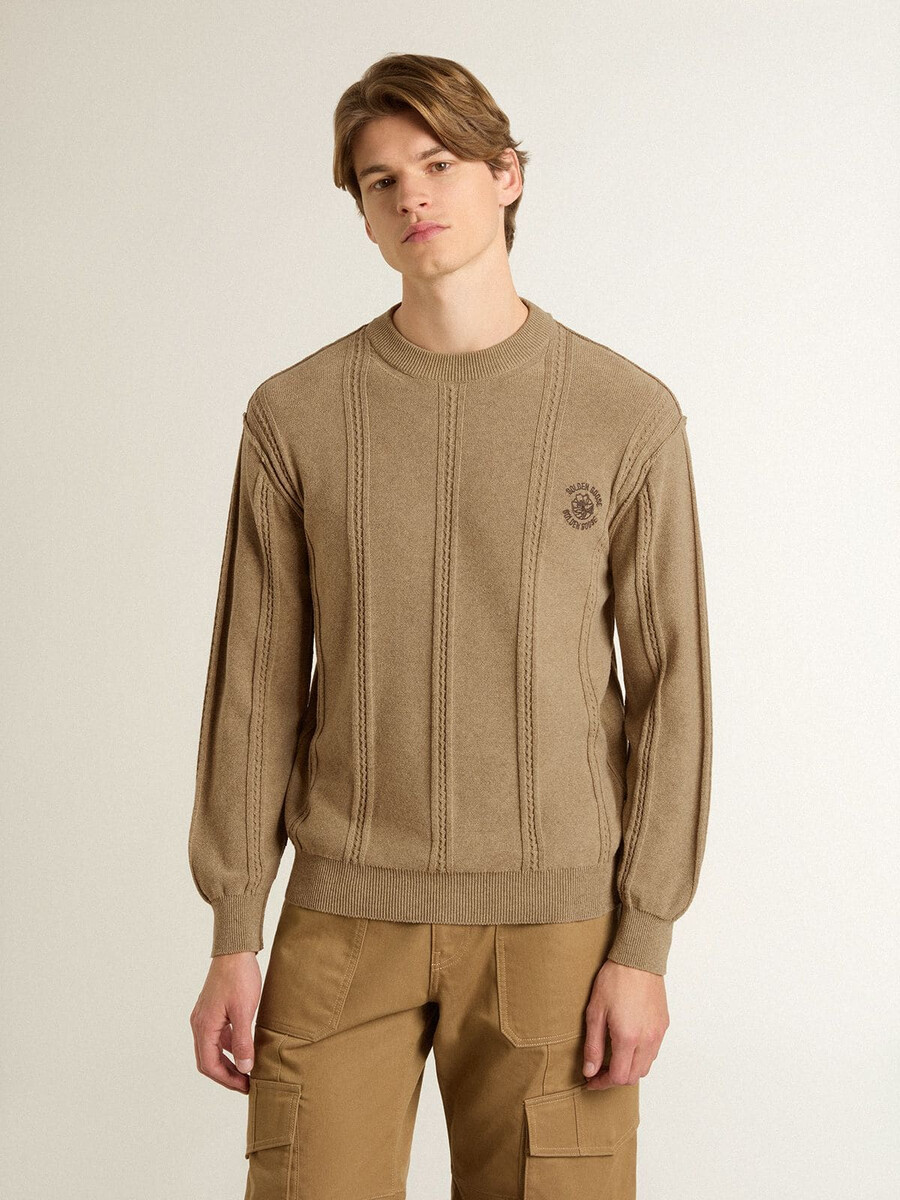 beżowy sweter męski z haftowanym logo