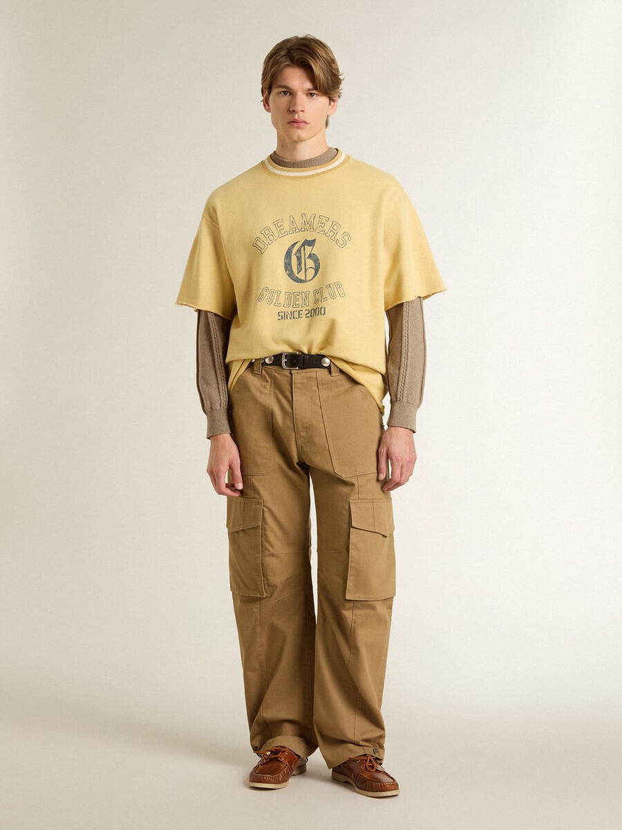 beżowy sweter męski z haftowanym logo