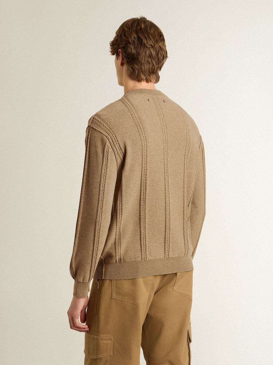 beżowy sweter męski z haftowanym logo