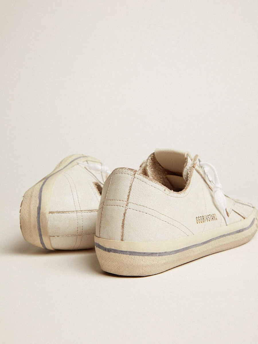 męskie buty v-star w białej skórze z białą gwiazdą i jasnoniebieskim paskiem na lisie